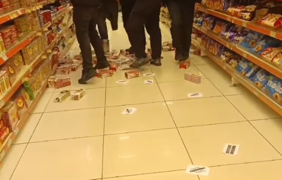 Βόλος: Η στιγμή που νεαροί πέταξαν και ποδοπάτησαν προϊόντα Βιολάντα σε σούπερ μάρκετ (βίντεο)