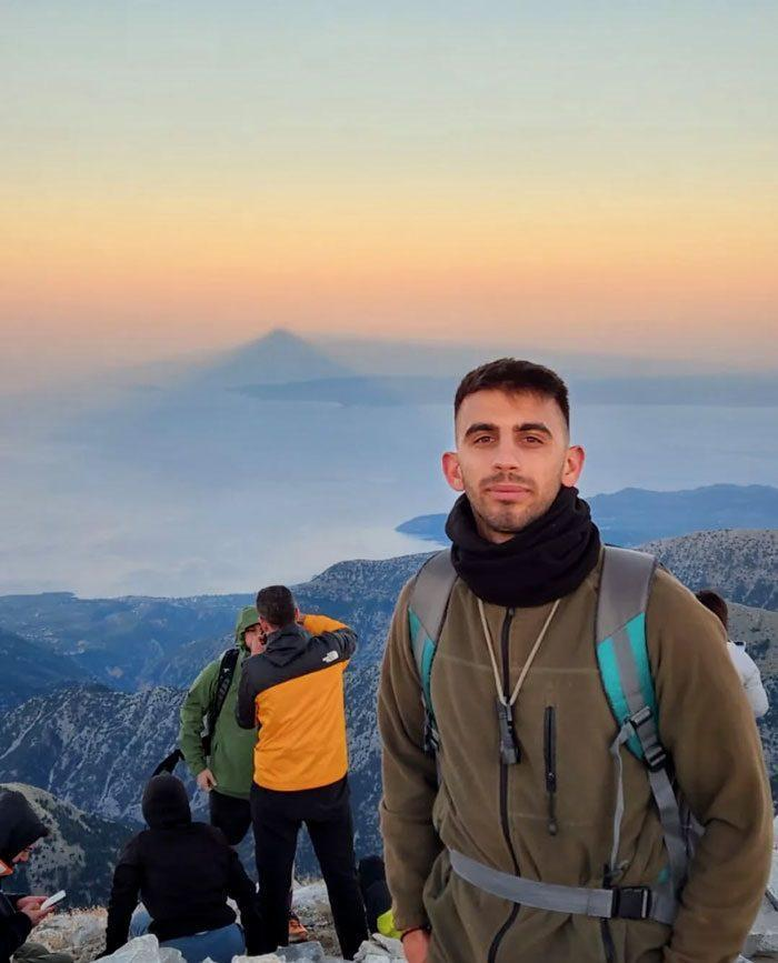 Κυνηγός, ορειβάτης, πυροσβέστης, ποδοσφαιριστής και φοιτητής: Πέντε σε ένα