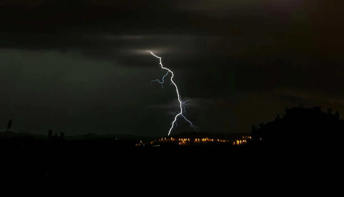 Επιμένει η κακοκαιρία και την Παρασκευή –  Καταιγίδες, χαλαζοπτώσεις και ισχυροί άνεμοι