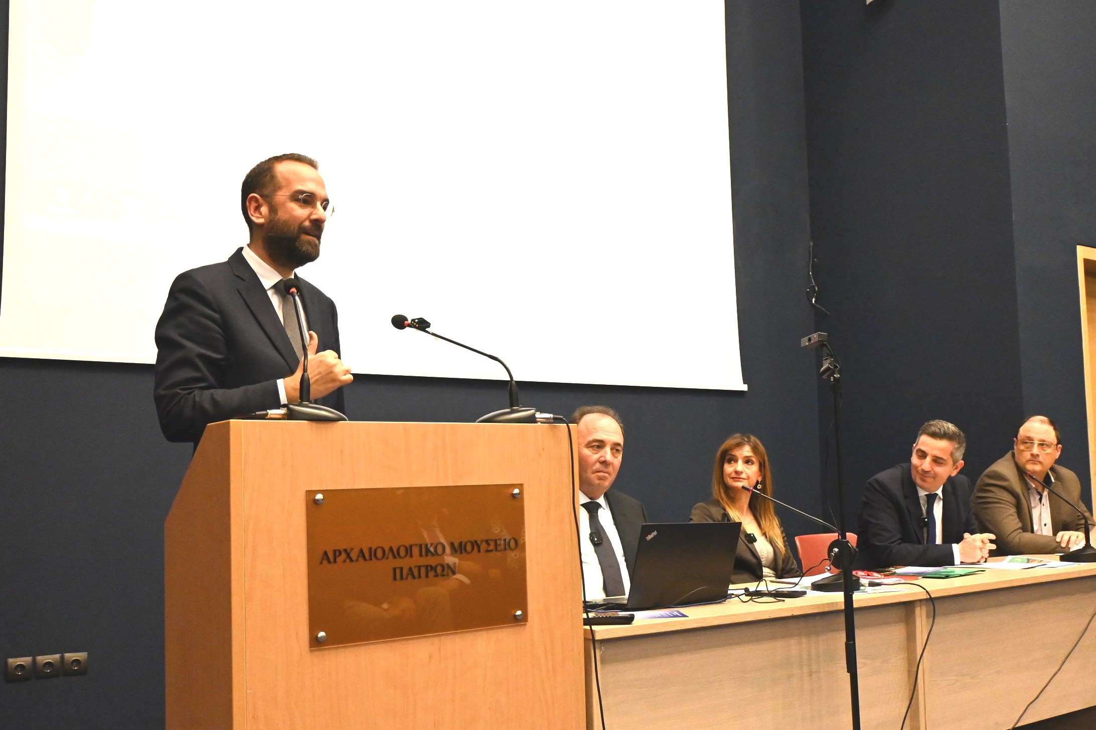 Ν. Φαρμάκης: «Να περάσουμε από το μοντέλο που “μοιράζει” σε αυτό που “χτίζει”»