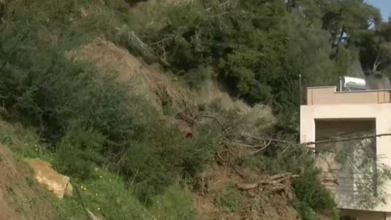 Ελαιόδεντρα πάνω από τα σπίτια συγκρατούν τον βράχο που αποκολλήθηκε στο Κατάκολο – Στα όρια υπερχείλισης ο Αλφειός ποταμός