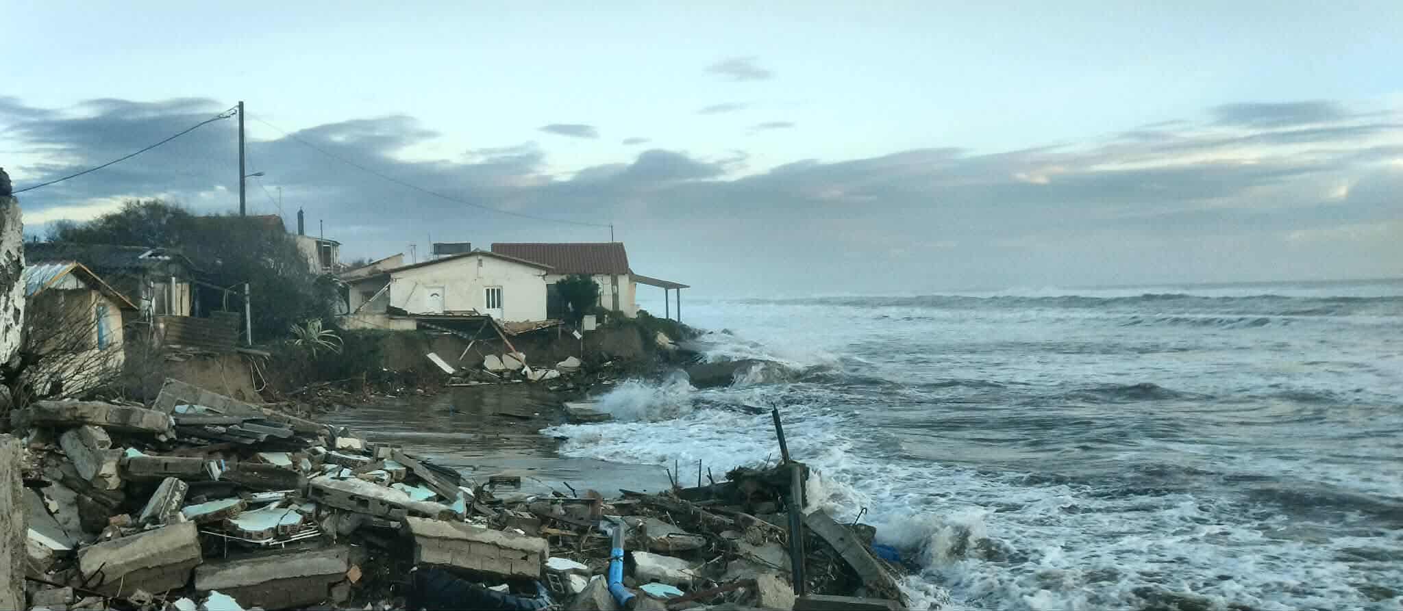 Μετά την κακοκαιρία: εικόνες εγκατάλειψης στο παραλιακό μέτωπο