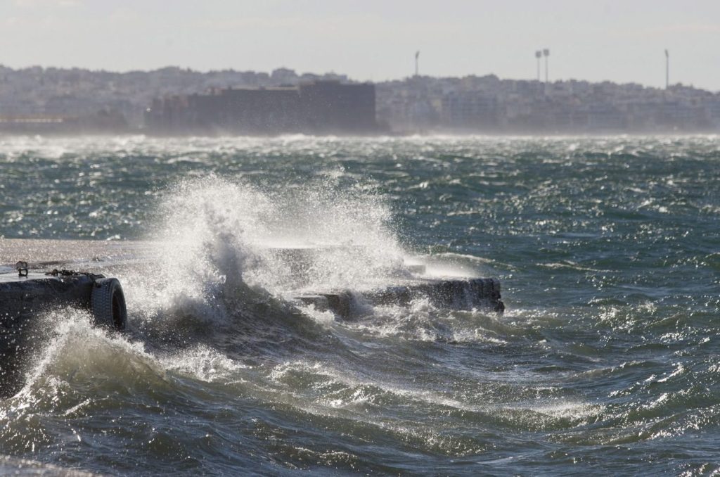 Γιατί η θάλασσα πλημμύρισε τα λιμάνια: Η άνοδος της στάθμης, το φεγγάρι και το «καμπανάκι»
