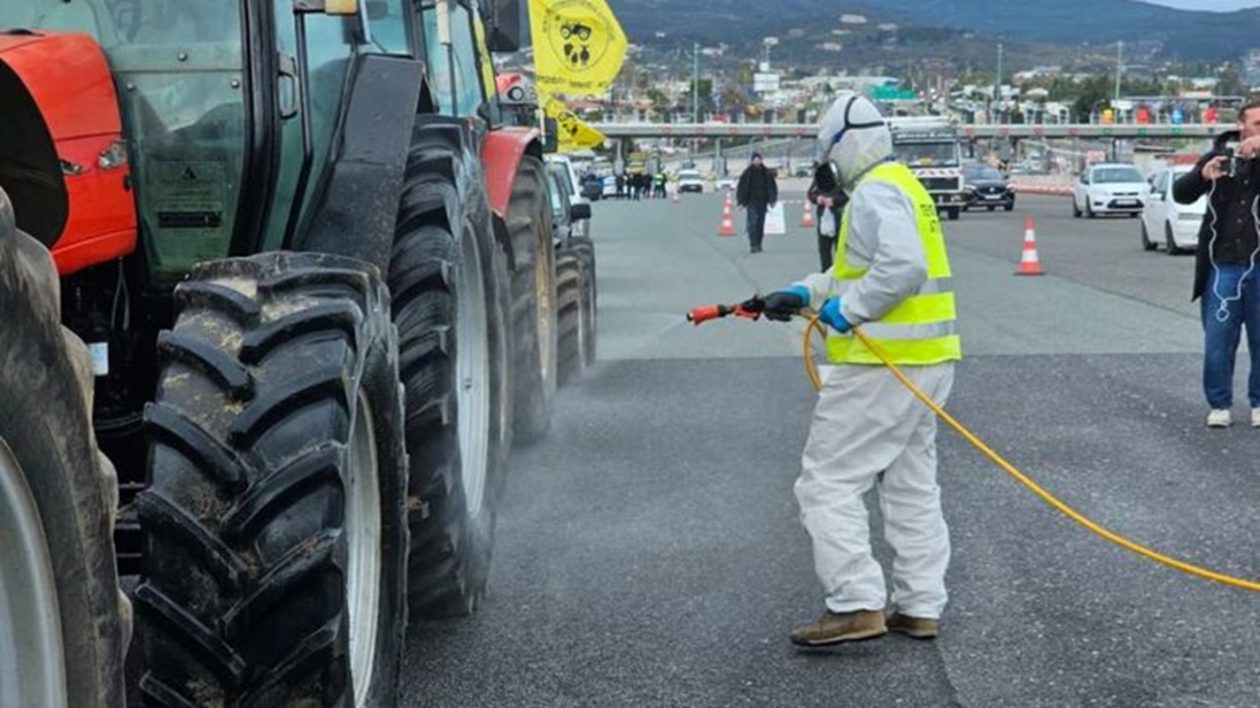 Η γελοιότητα έπιασε “αριστεία”! Ψεκάζουν τα τρακτέρ που έρχονται στην Αθήνα λόγω… ευλογιάς