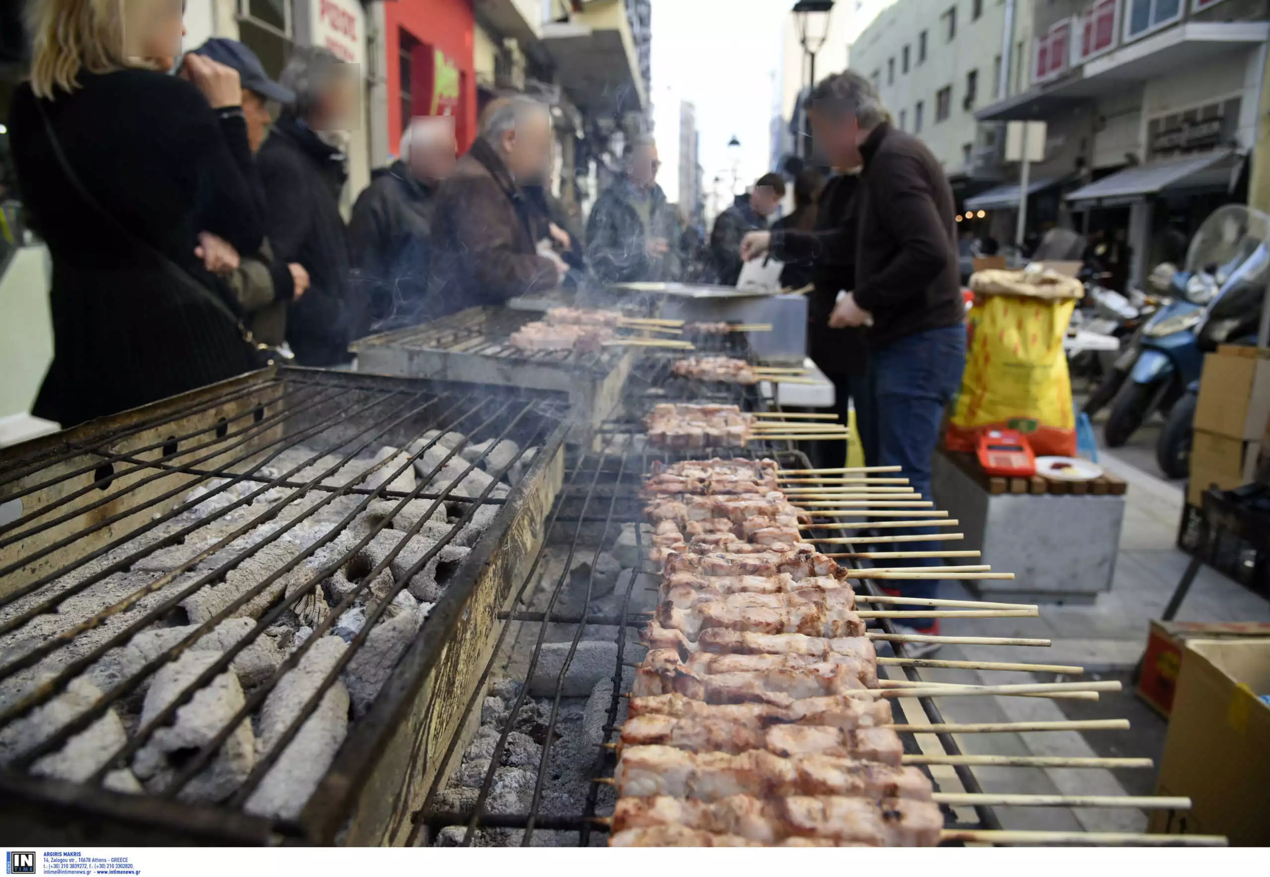 Τσικνοπέμπτη: Παράδοση, ψησίματα & νέες ευαισθησίες — Χωράνε όλοι στο ίδιο τραπέζι;
