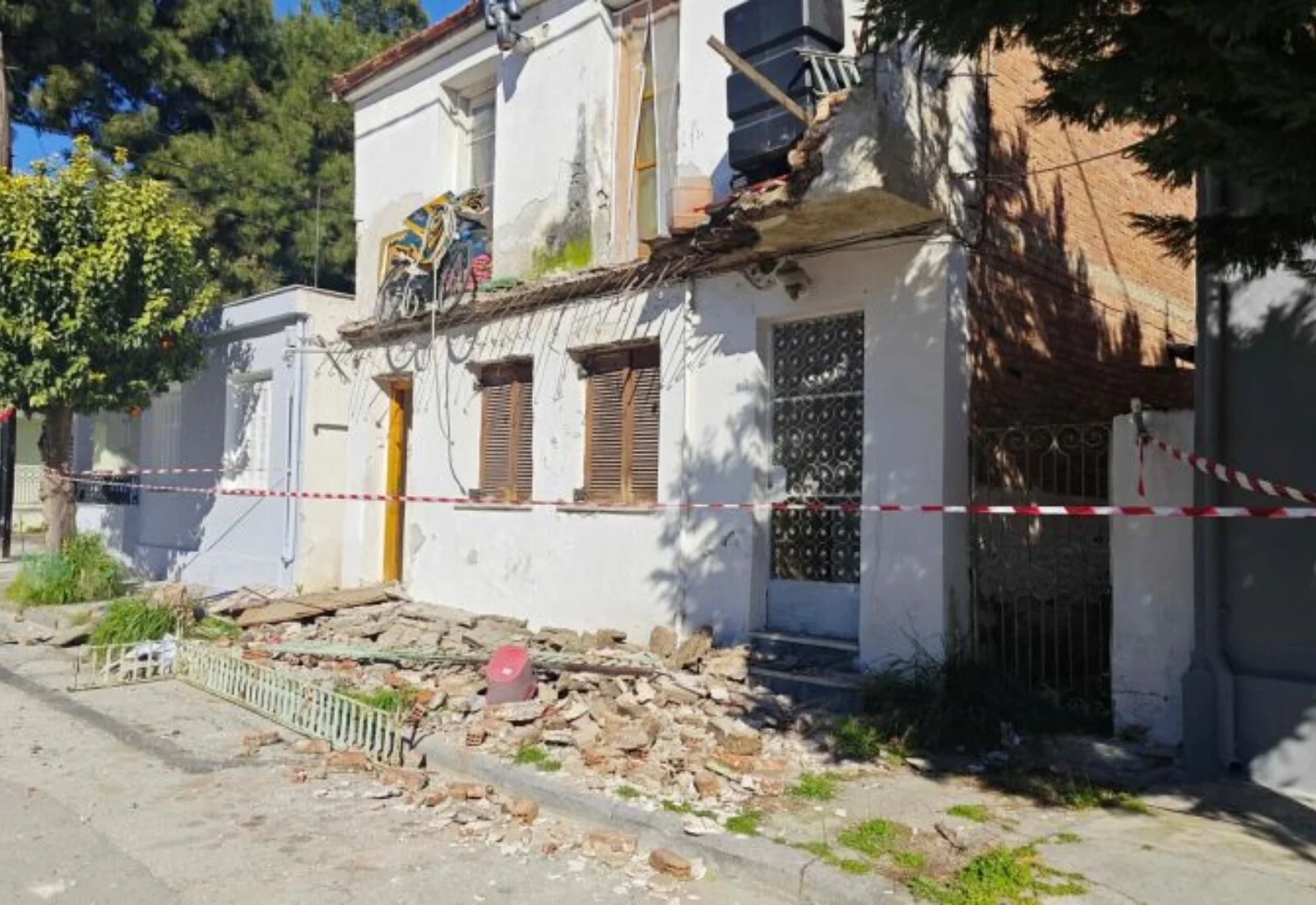 Βόλος: Γυναίκα έπεσε στον δρόμο μαζί με το μπαλκόνι