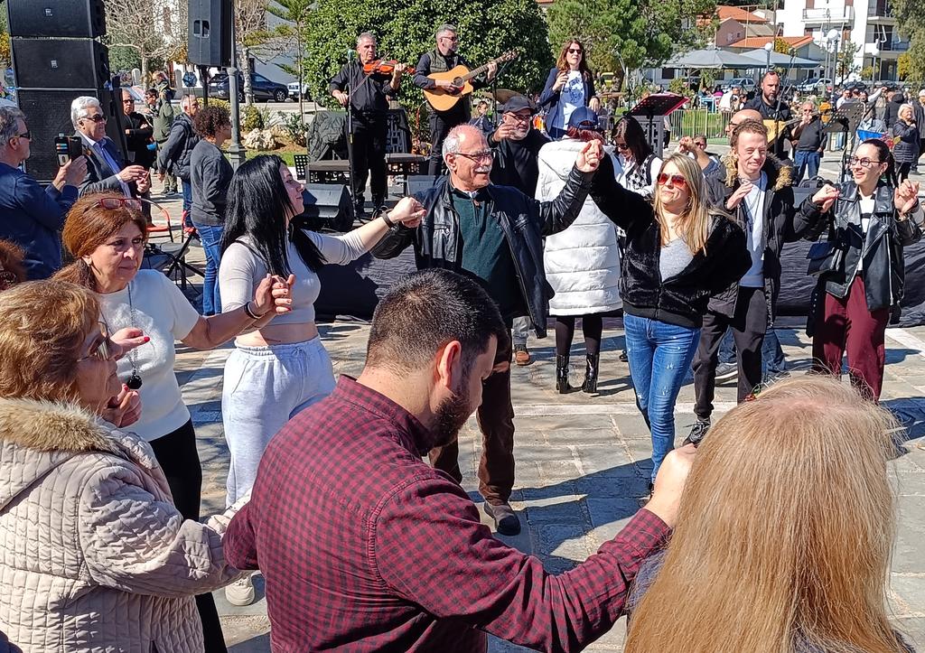Ηλιόλουστα Κούλουμα με κοσμοσυρροή στο  Κατάκολο 