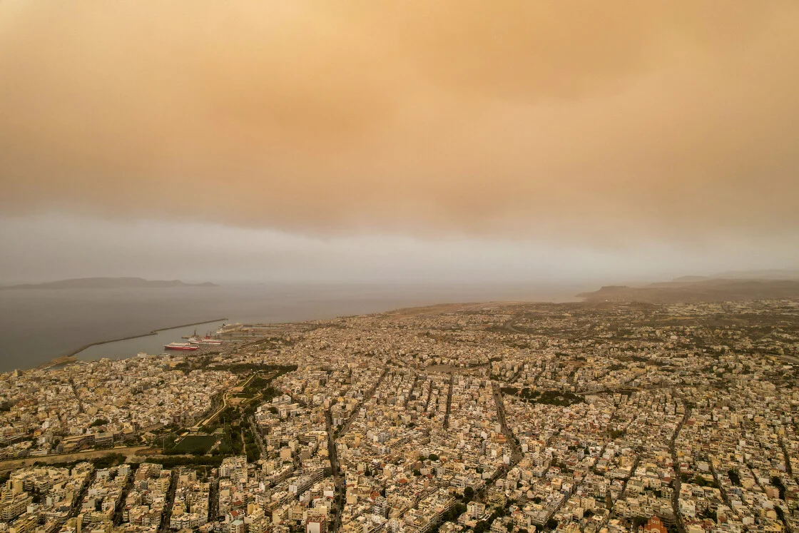 Ο ουρανός της Ευρώπης γίνεται πορτοκαλί – Τεράστιο νέφος σκόνης από τη Σαχάρα βρίσκεται καθ’οδόν