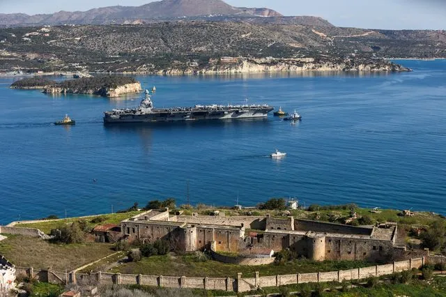 Θρίλερ κατασκοπείας στη Σούδα – Οι φωτογραφίες στο κινητό του Γεωργιανού