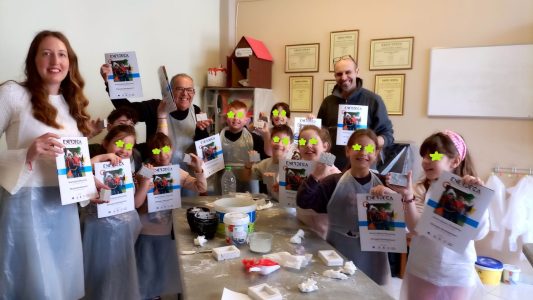 “Ένα ταξίδι στην Τέχνη του Γύψου: «Αγγίζοντας» τη Ζωφόρο Παρθενώνα στα Κρέστενα”