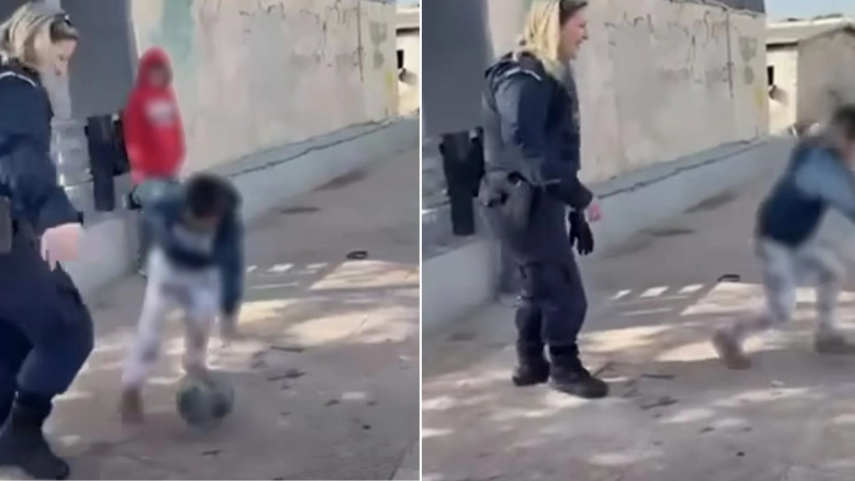 Γυναίκα αστυνομικός παίζει ποδόσφαιρο με παιδιά σε καταυλισμό Ρομά (vid)