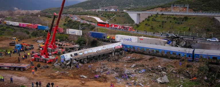 Τέμπη: 400.000 ευρώ αποζημίωση από το Δημόσιο σε συγγενείς δύο θυμάτων (video)