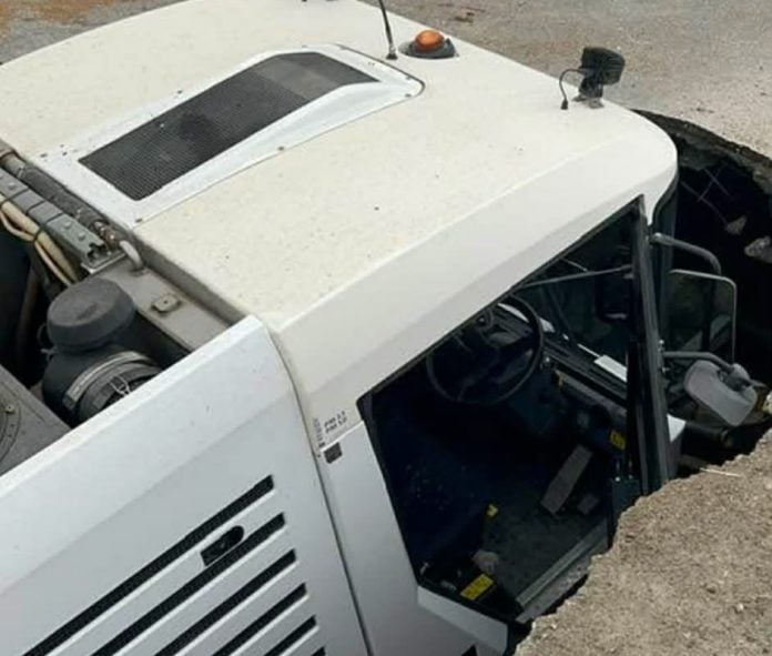 Ιωάννινα: Τρύπα «κατάπιε» όχημα καθαριότητας – Σώος ο οδηγός