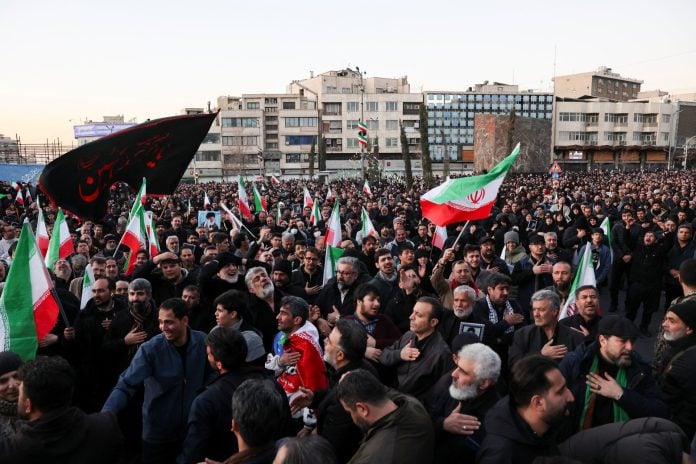 Το Ιράν μετά τον θάνατο του Χαμενεΐ σε εικόνες – Πανικός, φόβος, πανηγυρισμοί ενώ συνεχίζονται τα πλήγματα