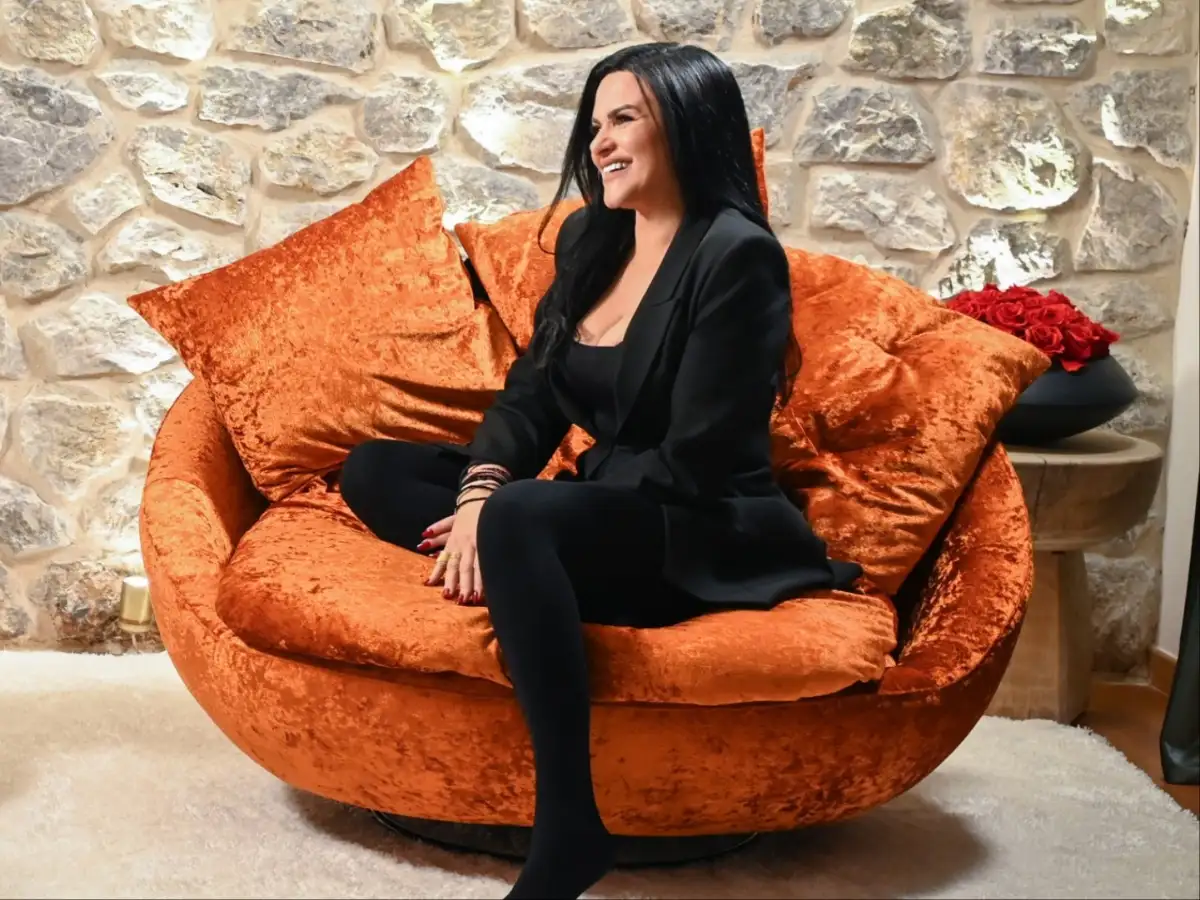 Δήμητρα Κατσαφάδου: Τα δύσκολα παιδικά χρόνια, η κατάθλιψη και το ογκολογικό νοσοκομείο που ετοιμάζει