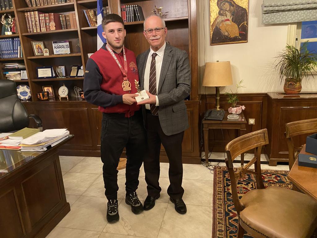 Με τον Δήμαρχο Πύργου, Στάθη Καννή, συναντήθηκε ο «χάλκινος» Πρωταθλητής Ευρώπης Αρίωνας Κολιτσόπουλος