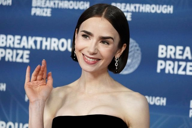 Η Λίλι Κόλινς τρώει ελιές στα Πετράλωνα για τη νέα της διαφημιστική καμπάνια (video)