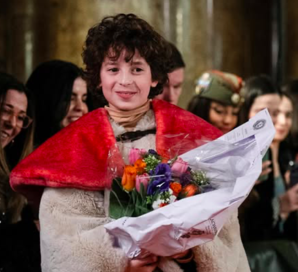 Ο δεκάχρονος σχεδιαστής που έγραψε ιστορία στην Εβδομάδα Μόδας του Παρισιού