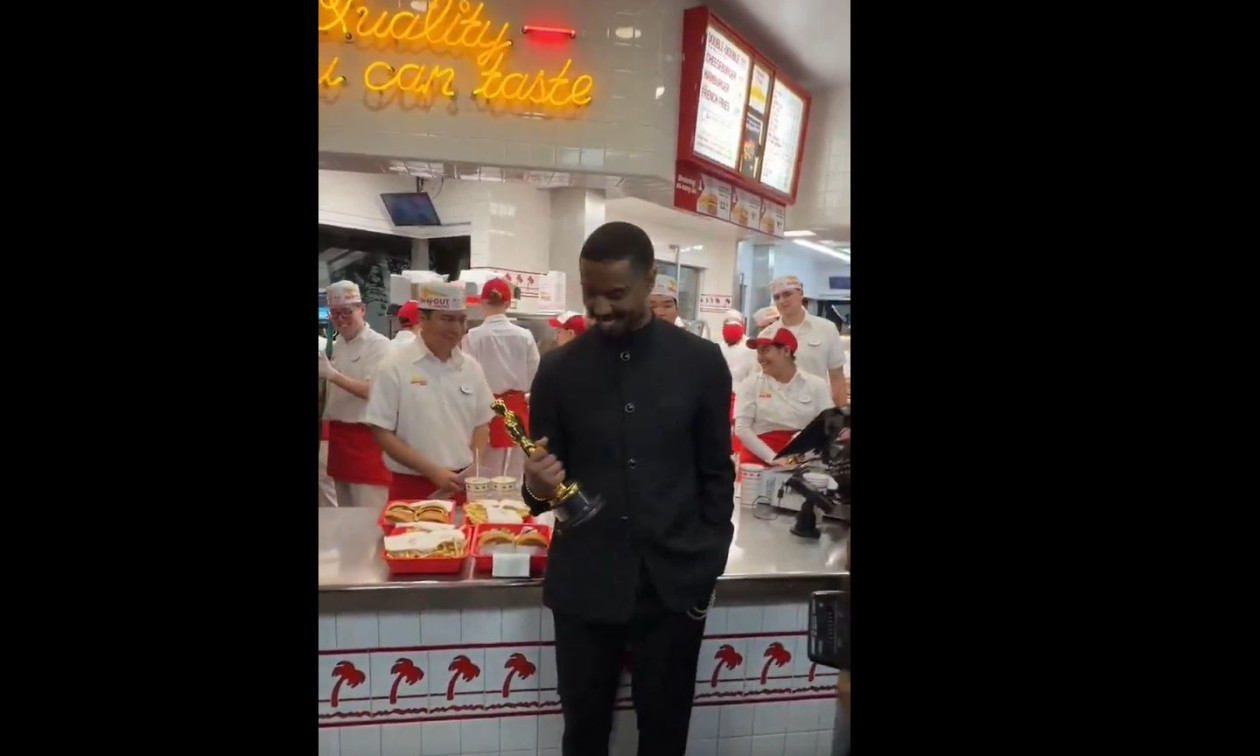 Όσκαρ 2026: Ο Michael B. Jordan γιόρτασε τη νίκη του σε φαστφουντάδικο με το χρυσό αγαλματίδιο