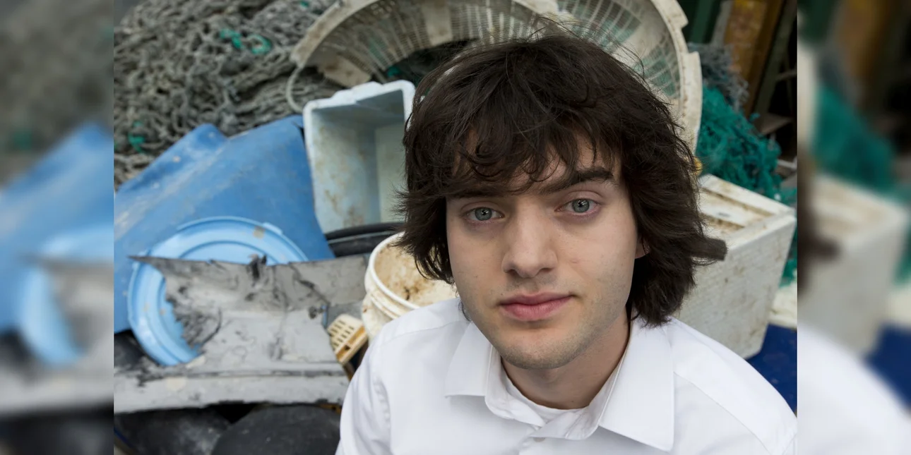 Στα 16 του χρόνια δημιούργησε εφεύρεση που αφαίρεσε από τον ωκεανό πλαστικά, ίσα με το βάρος του Πύργου του Άιφελ