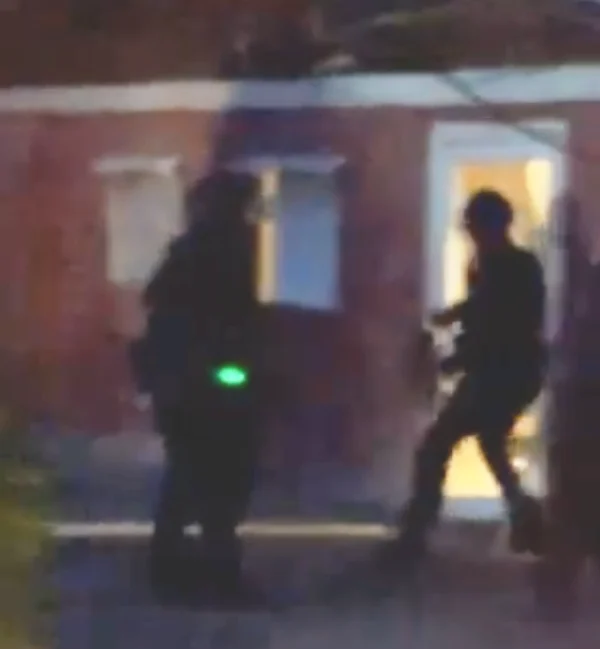 Μεγάλη επιχείρηση πάνοπλων αστυνομικών της ΕΚΑΜ στον Πύργο – Συλλήψεις για ναρκωτικά και όπλα (video)