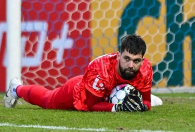 Απίστευτο συμβάν στη Τσεχία: Τερματοφύλακας έδιωξε και έστειλε τη μπάλα σε… μπαλκόνι σπιτιού! (vid)