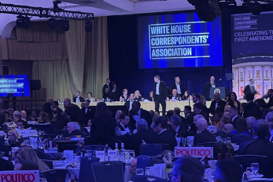 Τραμπ: Η στιγμή της εισβολής του δράστη, οι πυροβολισμοί και όταν ο πρόεδρος των ΗΠΑ πέφτει από τα χέρια της ασφάλειάς του