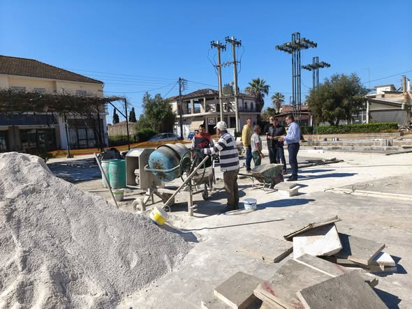 Σε πλήρη εξέλιξη οι εργασίες ανάπλασης στην Πλατεία Αγίας Σοφίας στην Ανδραβίδα – Αυτοψία από τη Δημοτική Αρχή