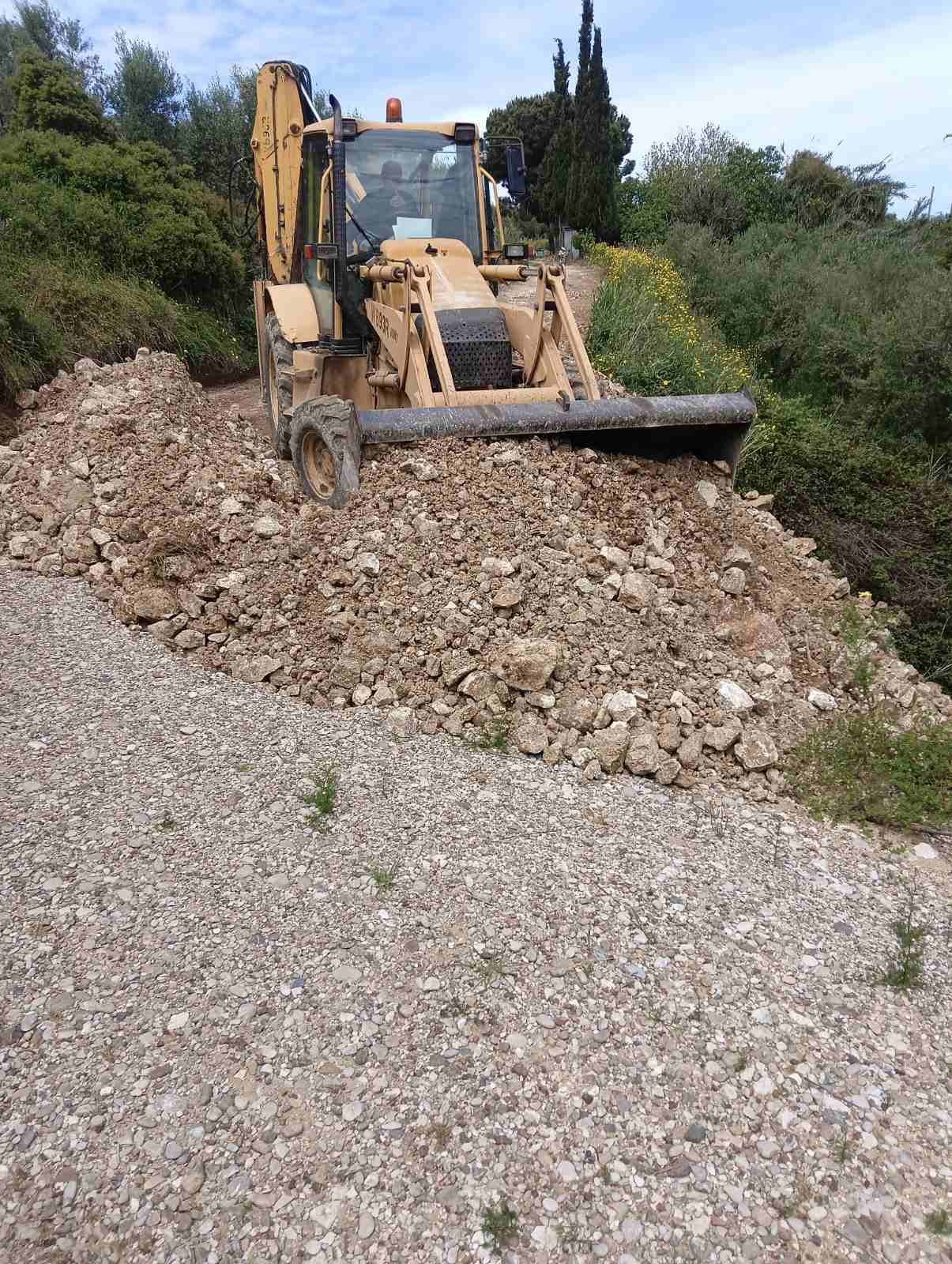 Δήμος Ανδραβίδας-Κυλλήνης: Σε εξέλιξη εργασίες αποκατάστασης της αγροτικής οδοποιίας στο Κάστρο Κυλλήνης