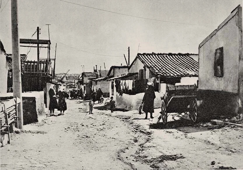 «Αν ο Δάντης έβλεπε τις συνοικίες του Πειραιά, θα έγραφε μια νέα “Κόλαση”»