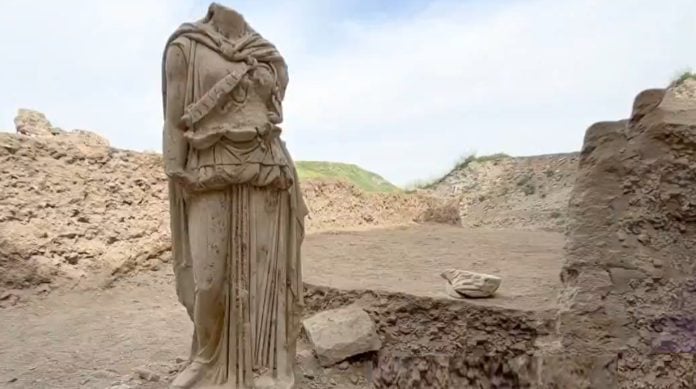 Στο φως ακέφαλο μαρμάρινο άγαλμα της θεάς Αθηνάς στην αρχαία ελληνική πόλη της Λαοδίκειας