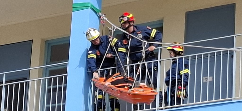 Άσκηση διάσωσης σε σχολείο από την Πυροσβεστική Πύργου