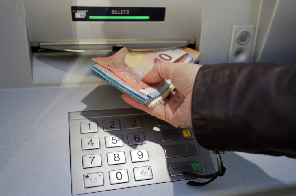 «Κρυφές» χρεώσεις στους λογαριασμούς; Όσα αλλάζουν στις τράπεζες