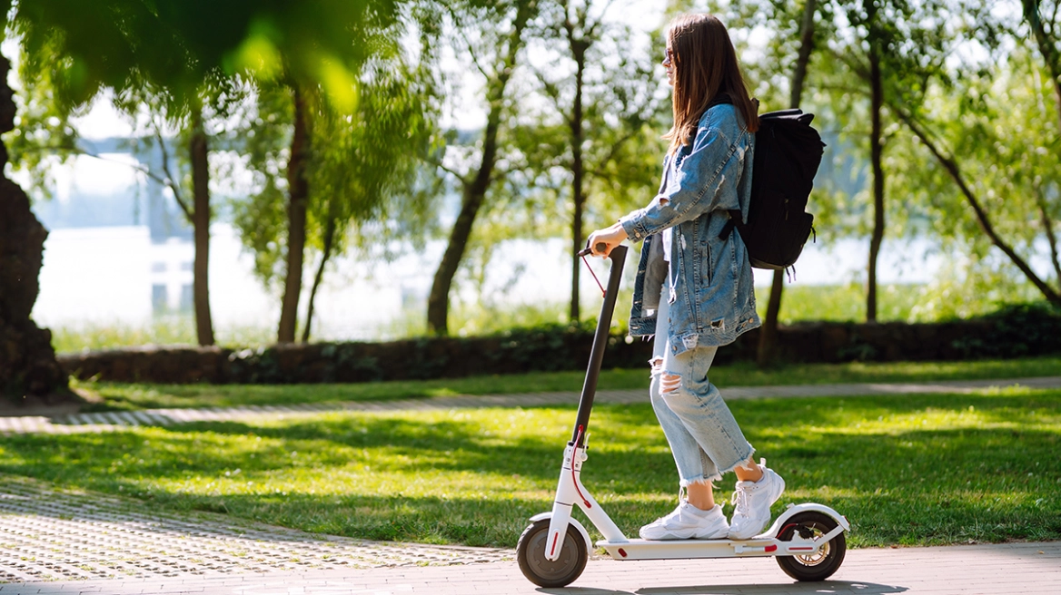 Χάος με τα ηλεκτρικά πατίνια στους δρόμους: Γεμίζουν τα επείγοντα με ανήλικους, τι ισχύει στην Ελλάδα και σε άλλες ευρωπαϊκές χώρες