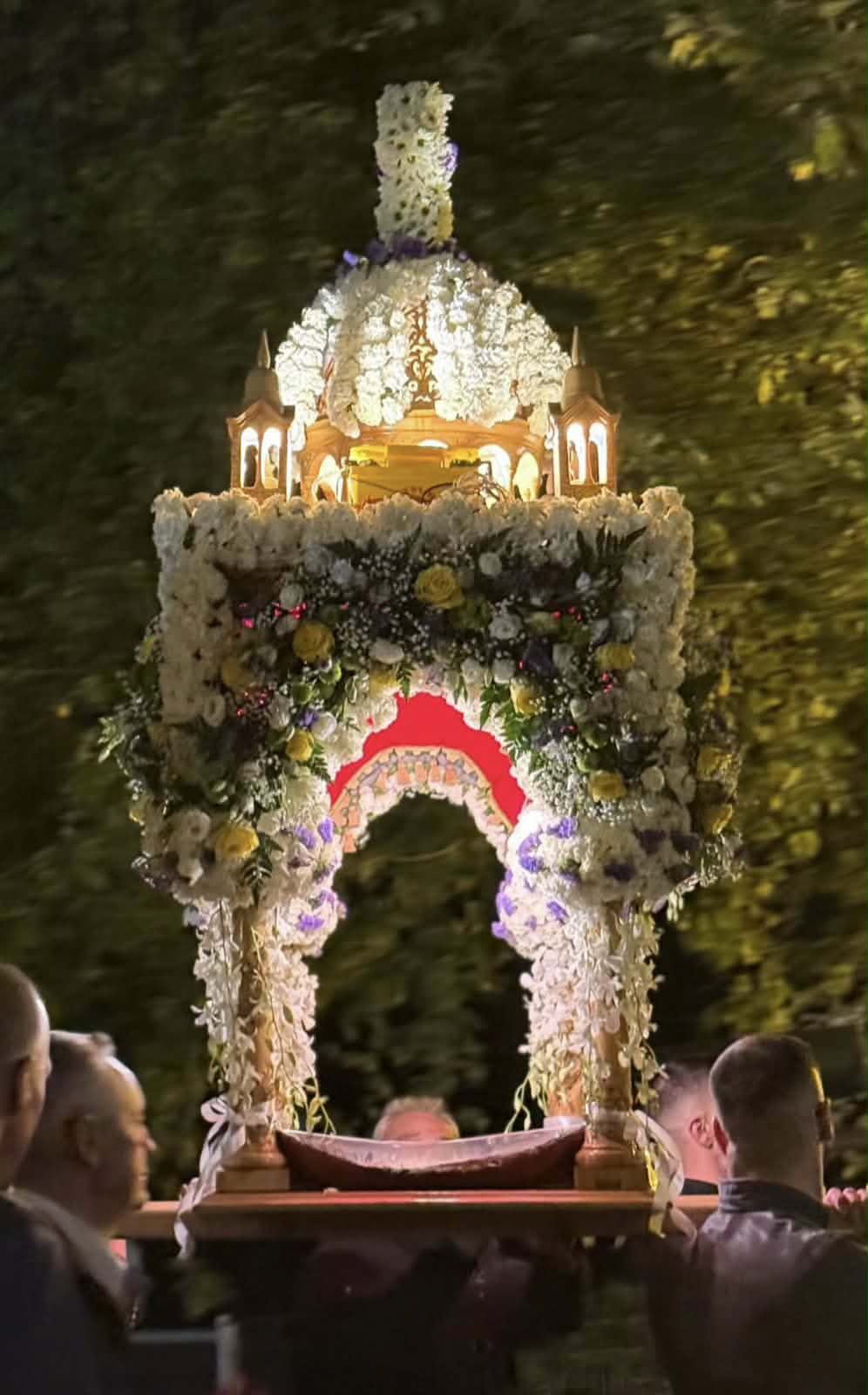 Οι δύο Επιτάφιοι των Κρεστένων συναντιούνται στο κέντρο – Το έθιμο που «ανεβάζει» τον ανταγωνισμό ψηλά