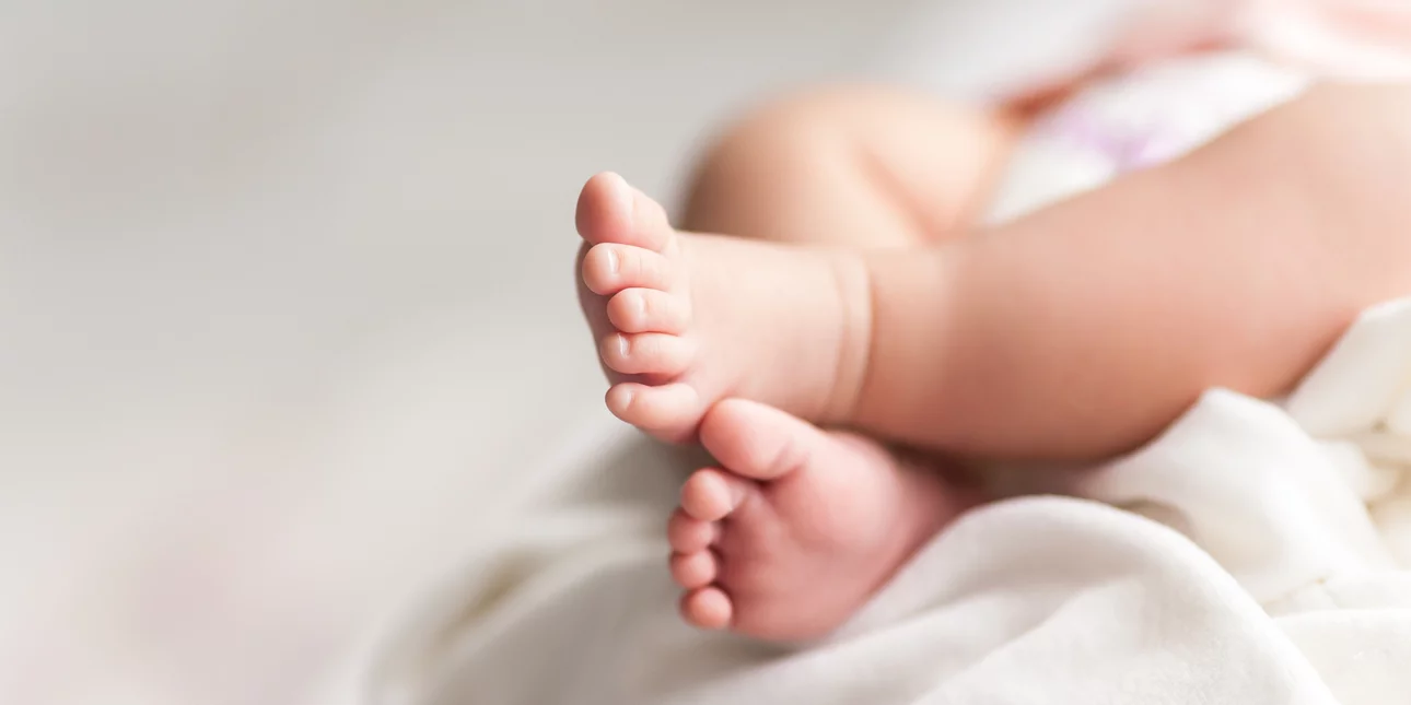 Πύργος: Ο σύντροφος της μητέρας έκαιγε με τσιγάρο και δάγκωνε το βρέφος