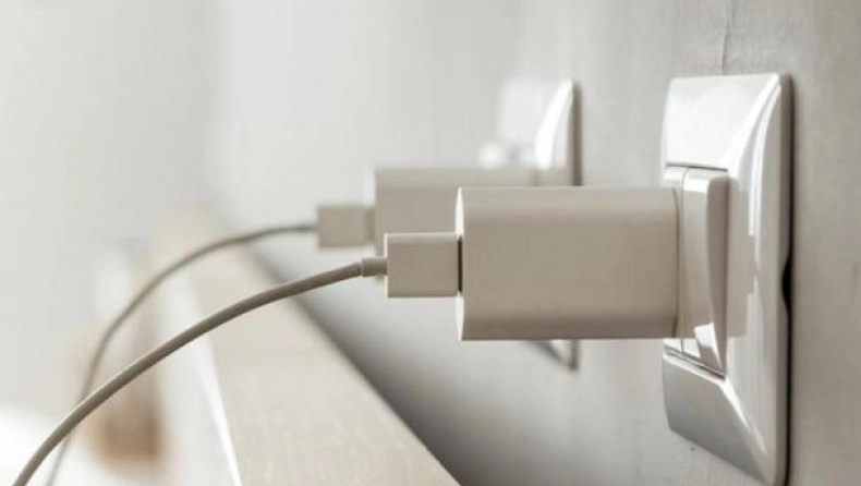 Φορτιστές κινητών: Η αλήθεια για την κατανάλωση ρεύματος όταν μένουν στην πρίζα