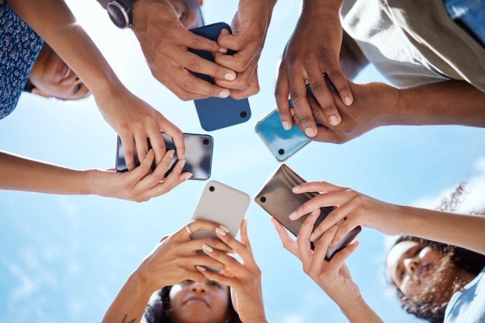 Επτά ώρες online, 44 χρόνια σε οθόνες: Η νέα πραγματικότητα της ψηφιακής ζωής