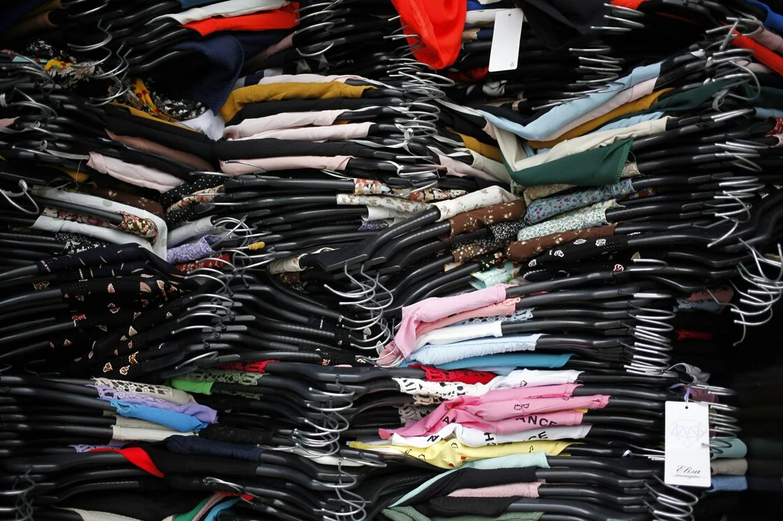 Γιατί τα ρούχα που ανακυκλώνονται στην Ευρώπη μπορεί να καταλήγουν σε «νεκρή ζώνη» στη Χιλή