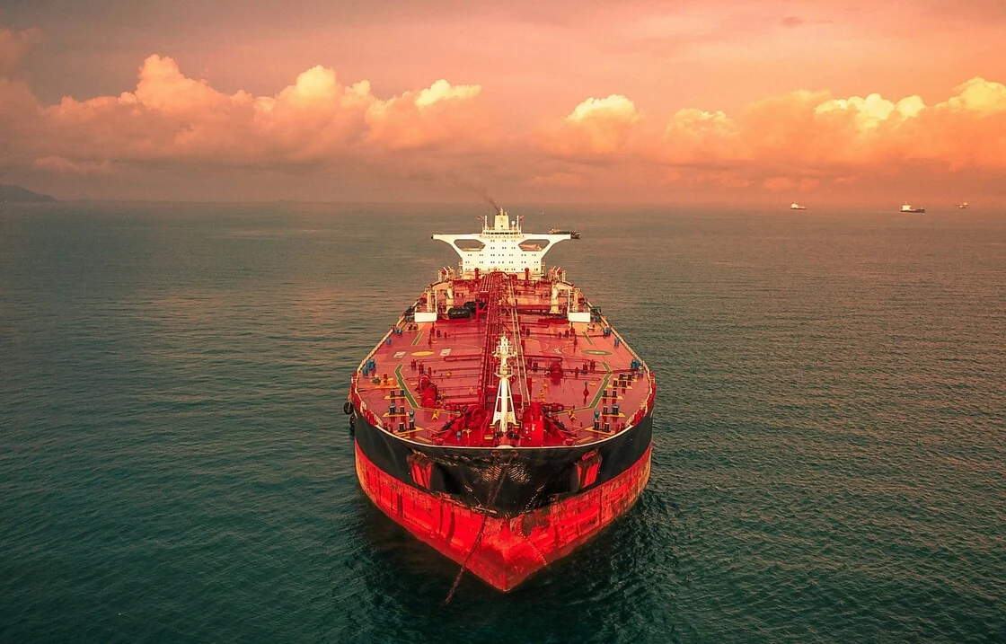 Στενά του Ορμούζ: «Κι άλλα πλοία πέρασαν» τις τελευταίες ώρες – Τι σημαίνει η εξέλιξη αυτή