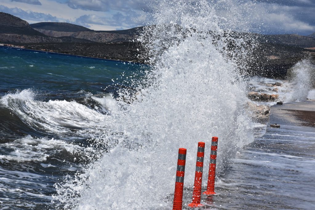 Καιρός: «Πολιορκία» από αφρικανική σκόνη και 8 μποφόρ στο Αιγαίο