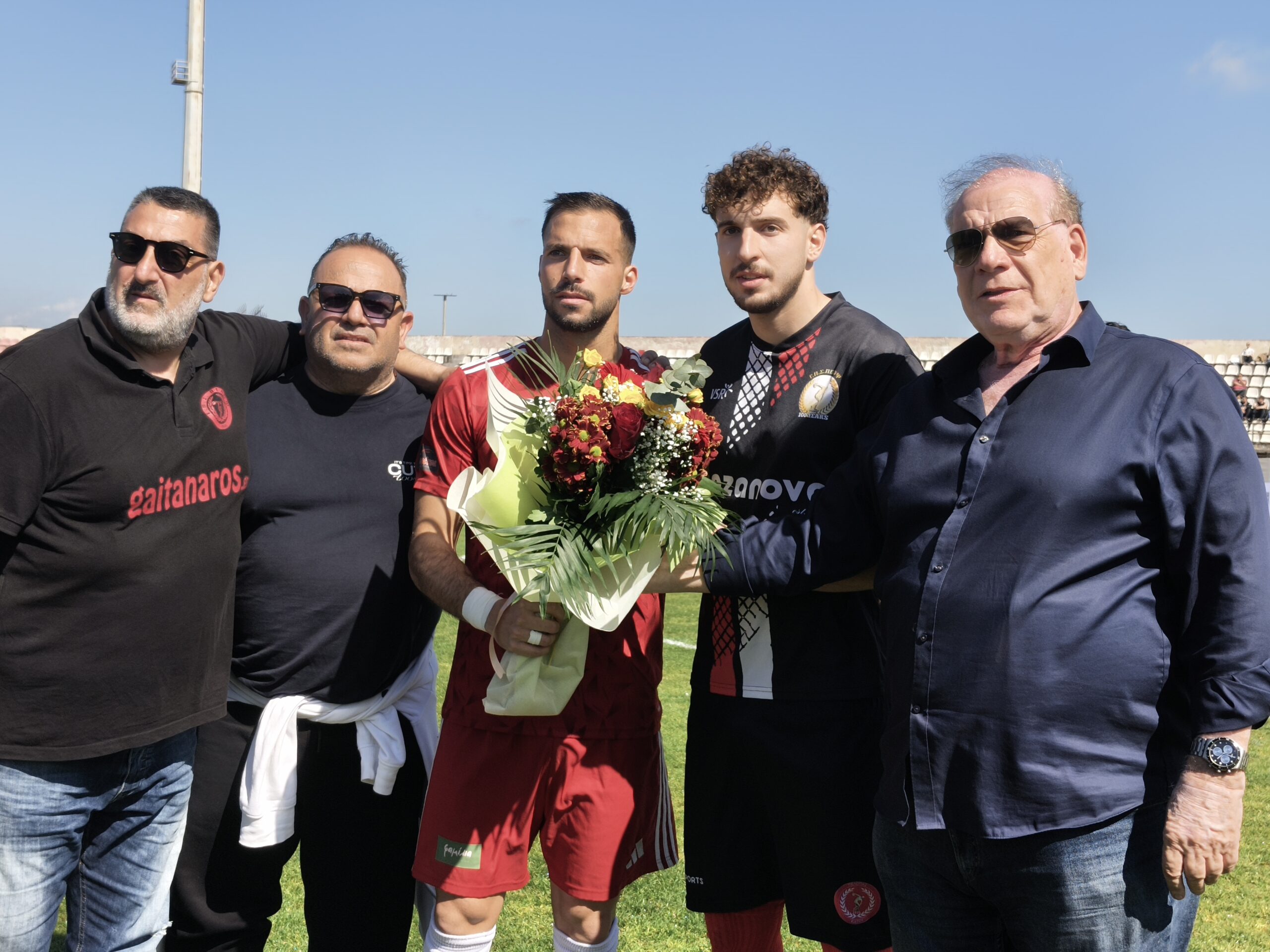 Ο Πέλοπας Κιάτου συνεχάρη με ανθοδέσμη τον ΠΑΣ Πύργος