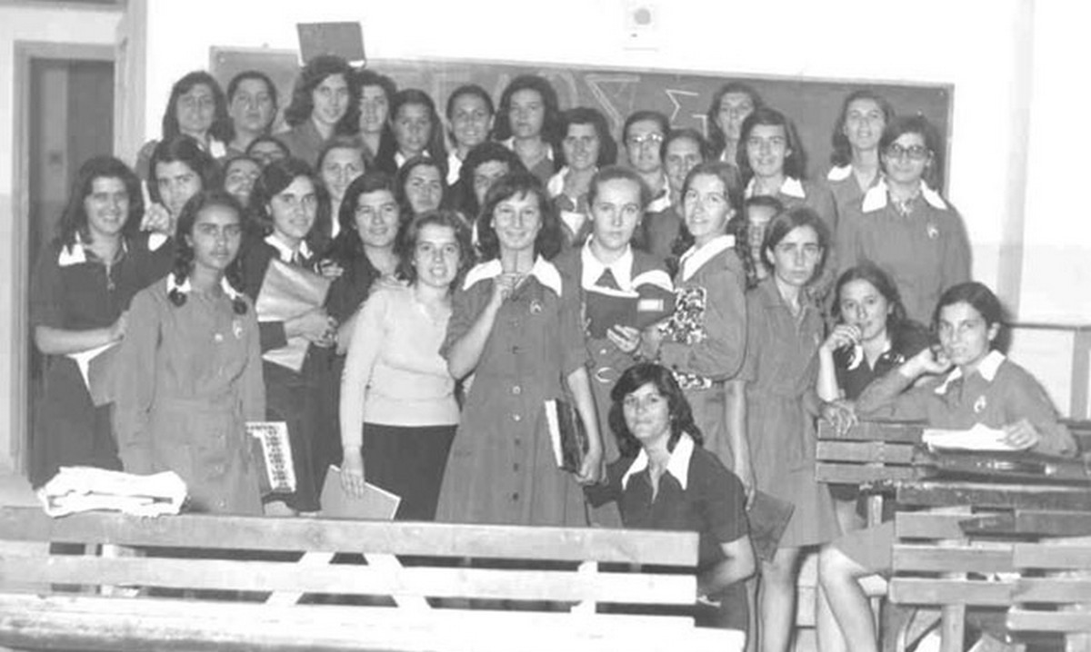 Παιδεία επί Χούντας: Απαγορεύεται το… συνομπρελίζεσθαι, το μινιφουστοφορείν και το οφρυοβλεφαρογράφειν!