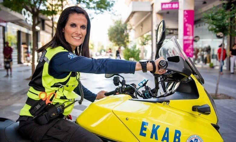 Νάσια Γκουβέρου: Η πρώτη γυναίκα διασώστρια του ΕΚΑΒ με μοτοσυκλέτα – Η σπουδαία προσφορά της