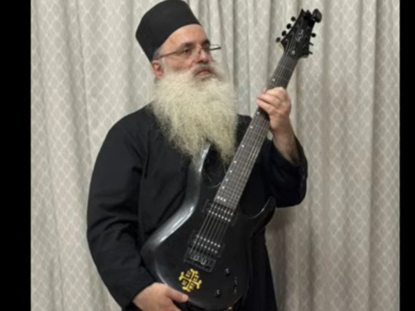 Από το ψαλτήρι στο heavy metal: Ο ιερέας από το Ναύπλιο που «τρέλανε» το Pitchfork