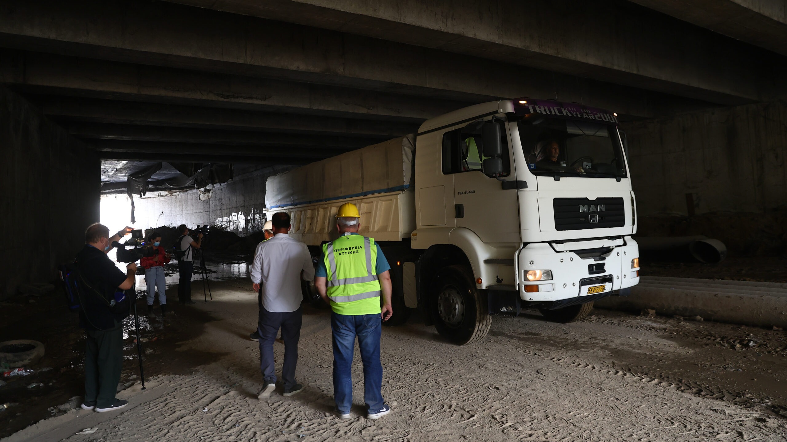 Ξεκαθαρίζουν οι αρμοδιότητες δήμων – περιφερειών: Τι θα ισχύει για καθαρισμούς φρεατίων, παιδικές χαρές, διαφημίσεις
