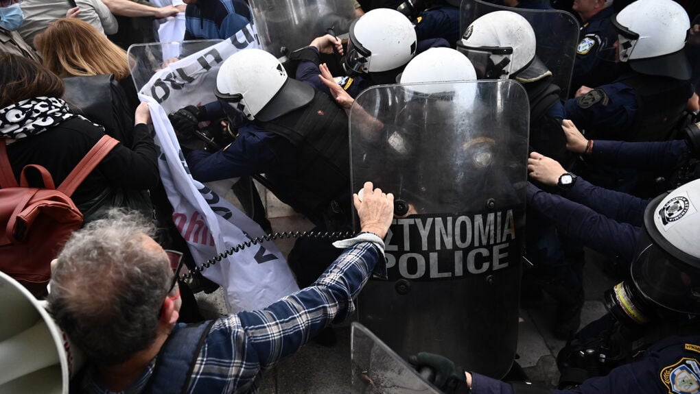 Τέλος στη χρήση βομβίδων κρότου-λάμψης από την ΕΛ.ΑΣ. ζητά η Διεθνής Αμνηστία