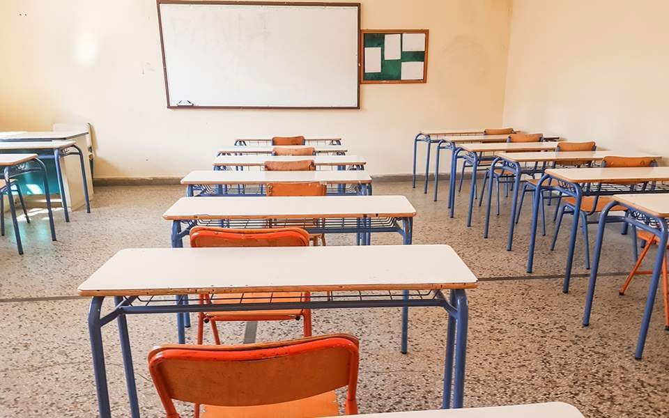 Οι Πανελλαδικές εξετάσεις στην εποχή της Τεχνητής Νοημοσύνης: Ένα σύστημα που εξετάζει το χθες για να επιλέξει το αύριο.