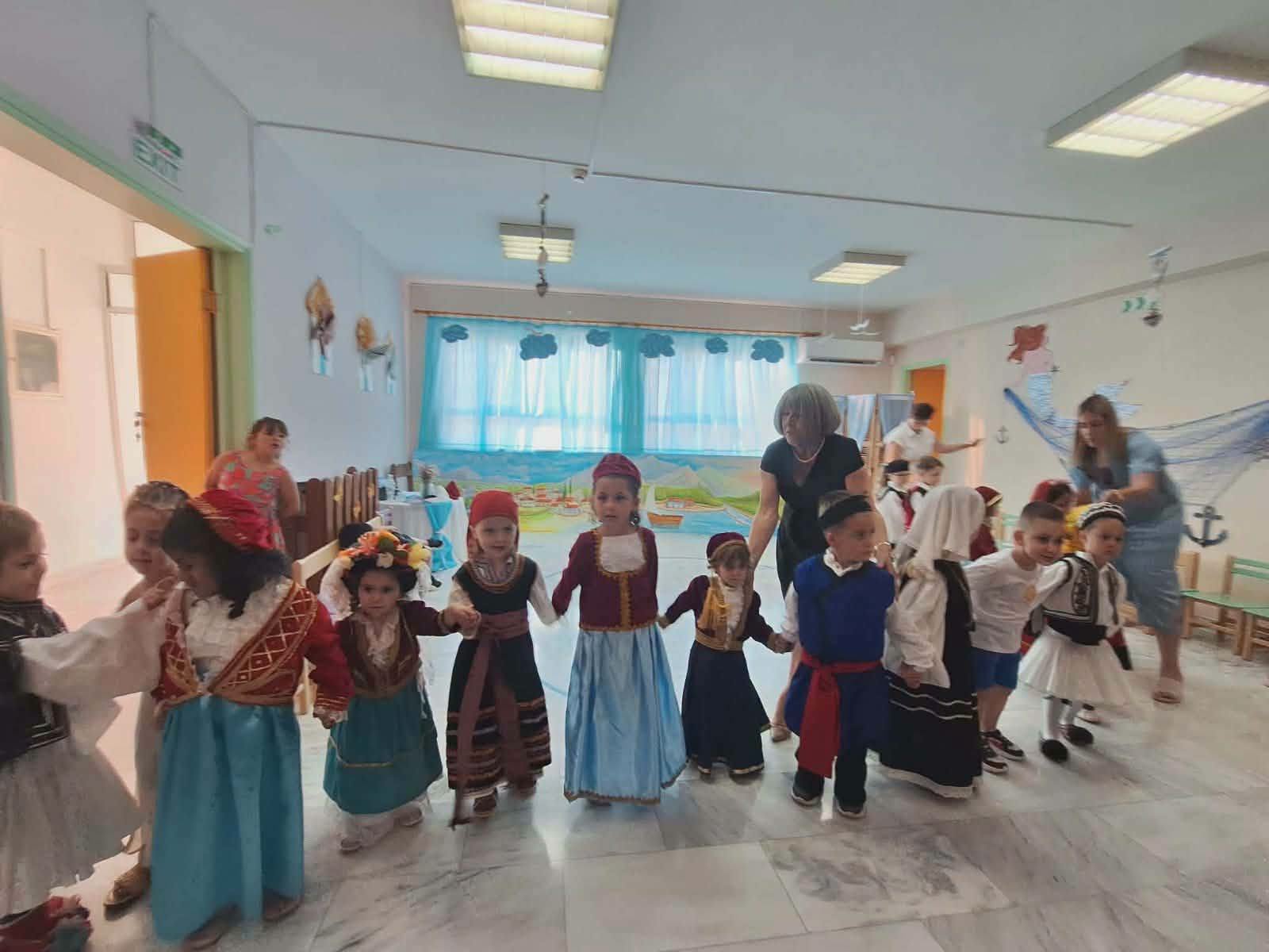 Με χαμόγελα, συγκίνηση και παιδικές φωνές η αποχαιρετιστήρια γιορτή του Δημοτικού Παιδικού Σταθμού Λεχαινών
