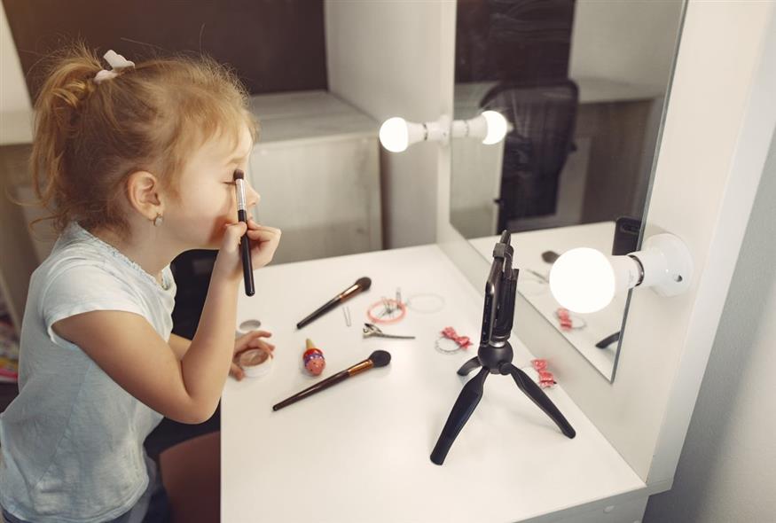 Cosmeticorexia: 10 ετών με «τέλεια εμφάνιση» – Πώς ανήλικα κορίτσια παγιδεύονται στη δίνη του skincare